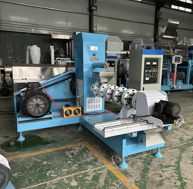 machine automatique de fabrication de granulés pour aliments pour poissons de 600 à 700 kg / extrudeuse de granulés pour animaux de compagnie pour chiens et chats DGP120