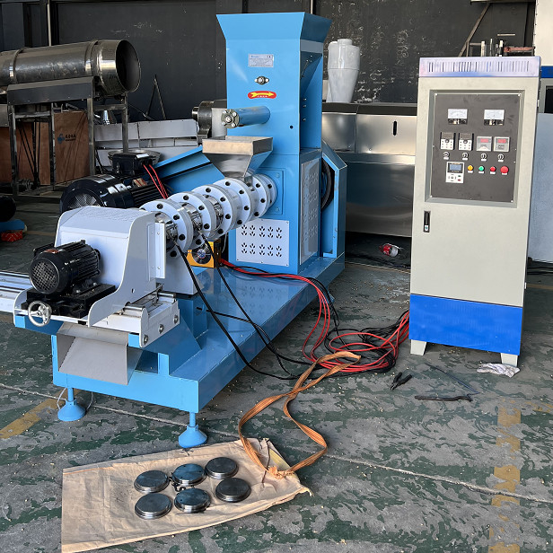 machine automatique de fabrication de granulés pour aliments pour poissons de 600 à 700 kg / extrudeuse de granulés pour animaux de compagnie pour chiens et chats DGP120