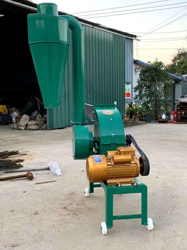 Broyeur et broyeur d'aliments pour animaux Machine de transformation d'herbe pour aliments pour animaux Moteur diesel Maïs Rice Husk Maïs Machine de broyage broyeur à marteaux