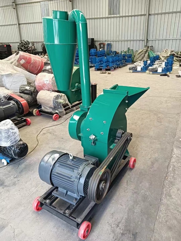 Broyeur et broyeur d'aliments pour animaux Machine de transformation d'herbe pour aliments pour animaux Moteur diesel Maïs Rice Husk Maïs Machine de broyage broyeur à marteaux
