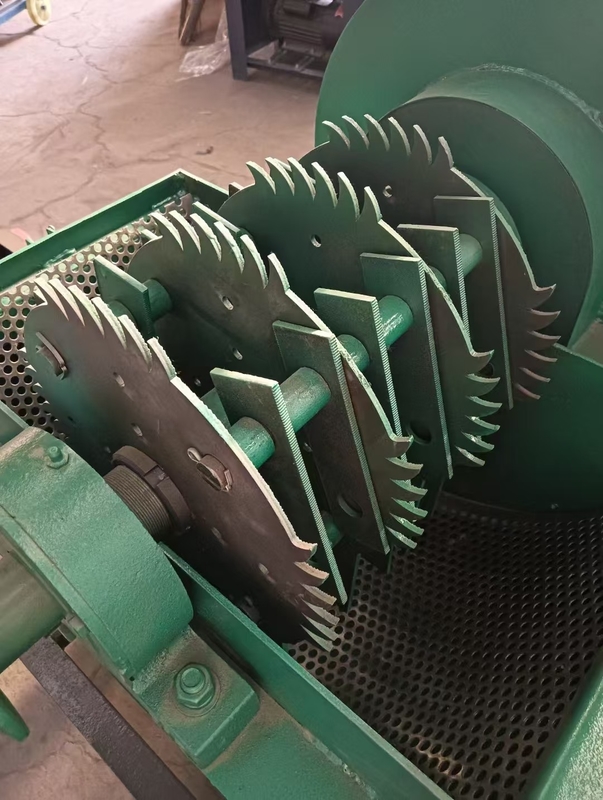 Machine de broyeur de granulés à lame en acier à haute teneur en carbone pour la production de granulés de bois de petite taille