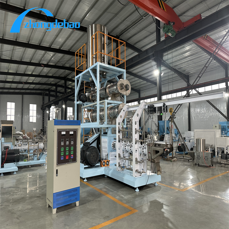 Chaîne de production flottante d'aliments pour poissons par extrudeuse utilisant des matières premières de maïs produisant des briquettes en forme d'oreiller ou de pain pour l'aquaculture
