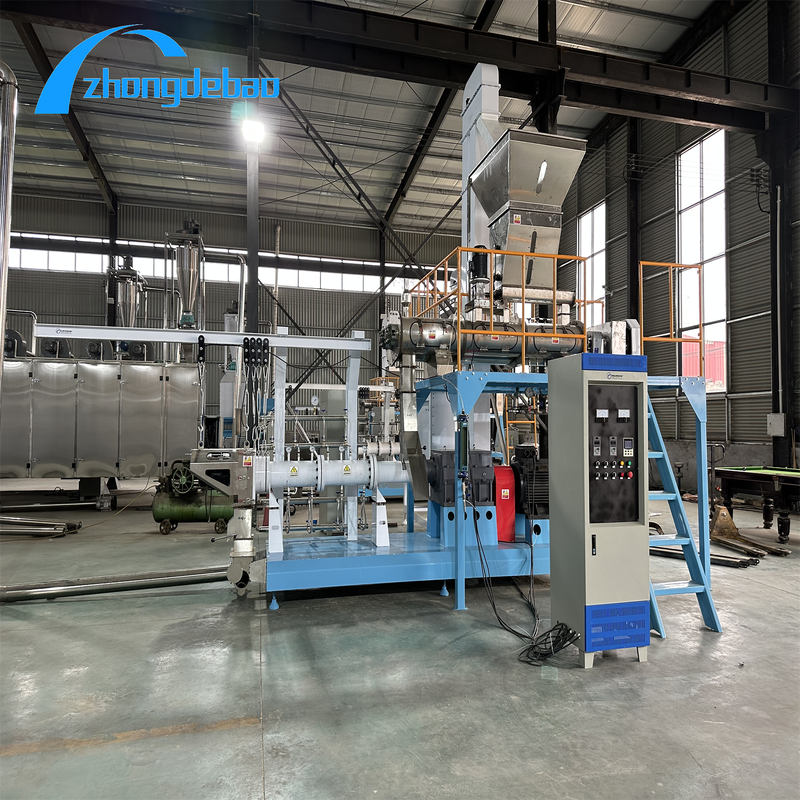 Chaîne de production flottante d'aliments pour poissons par extrudeuse utilisant des matières premières de maïs produisant des briquettes en forme d'oreiller ou de pain pour l'aquaculture