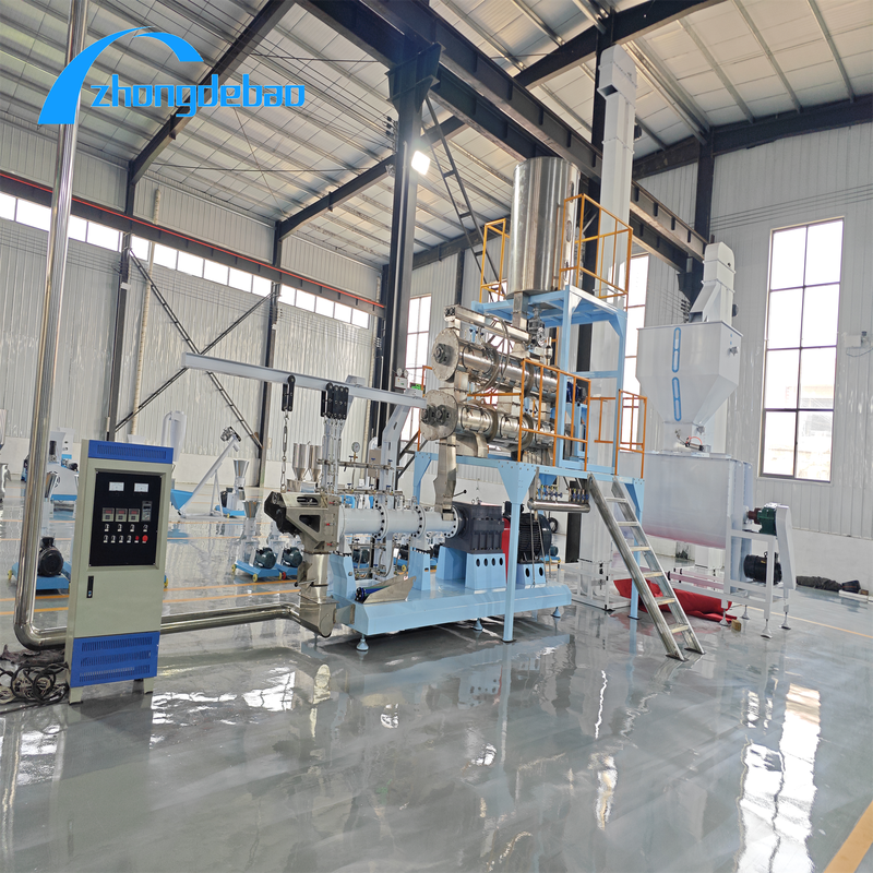 Chaîne de production flottante d'aliments pour poissons par extrudeuse utilisant des matières premières de maïs produisant des briquettes en forme d'oreiller ou de pain pour l'aquaculture